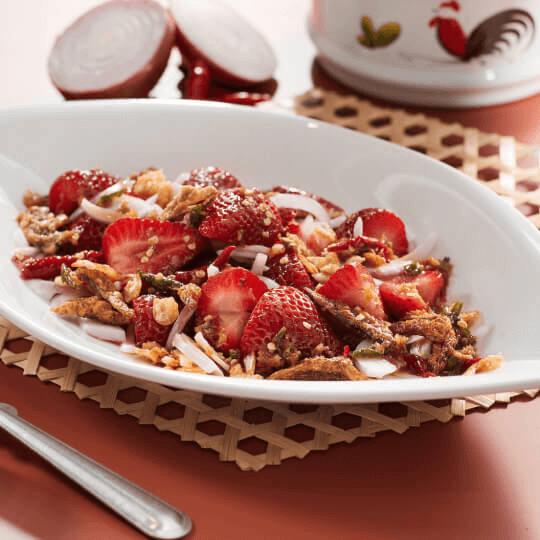 Thai Strawberry Salad with Crispy Fish